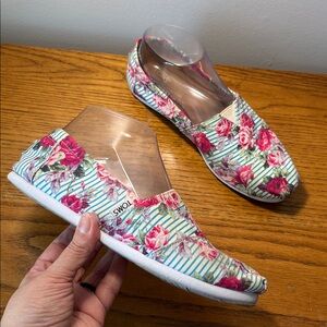 Toms Classic Canvas Slip On Shoes Floral Roses Striped Pink Blue Size 7